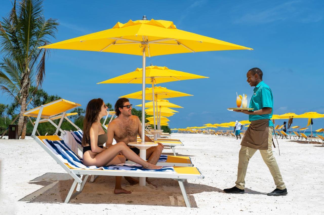 The Mora Zanzibar Hotel Matemwe  Ngoại thất bức ảnh Beach service at Atlantis Paradise Island