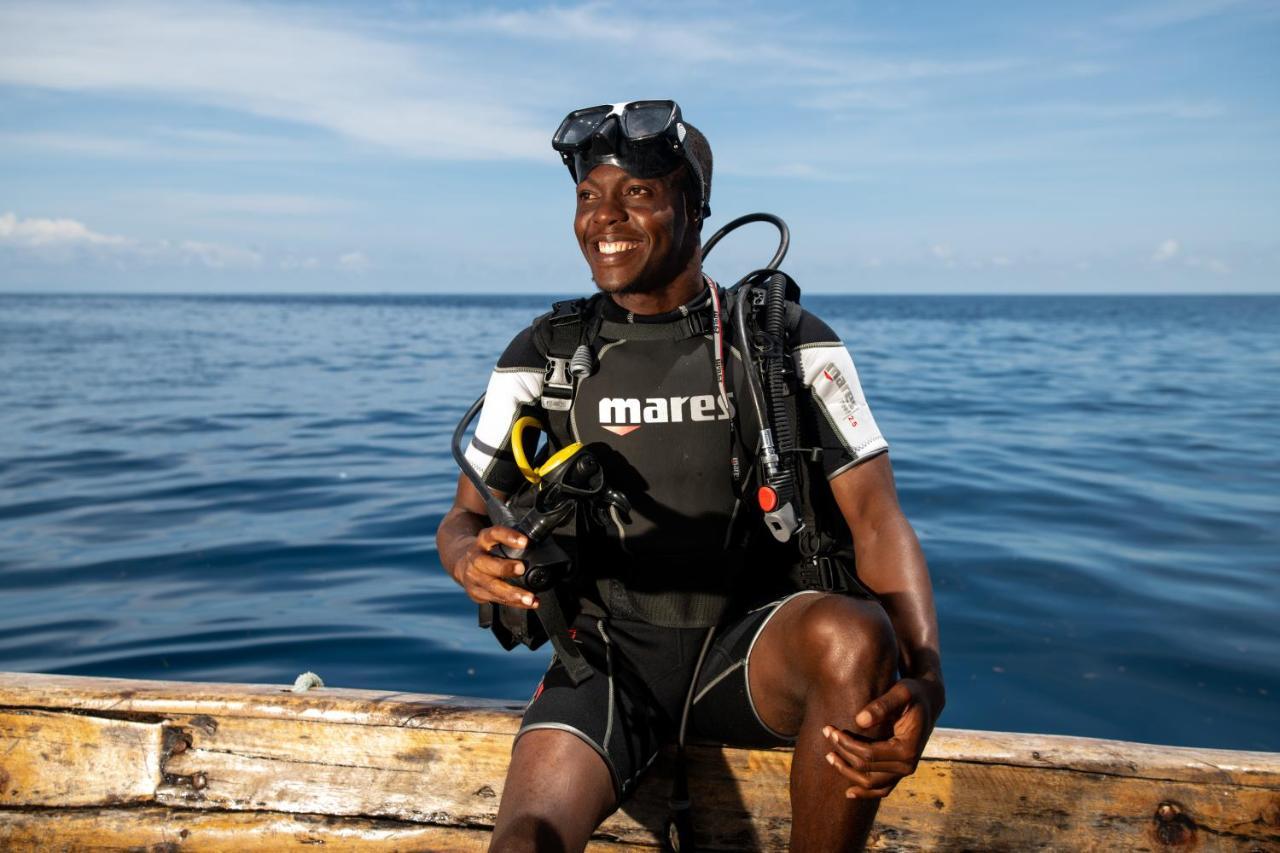 The Mora Zanzibar Hotel Matemwe  Ngoại thất bức ảnh A scuba diver